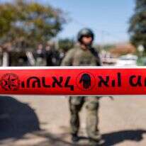 קו גבול משטרתי מסומן בזמן שכוחות הביטחון הישראליים עורכים חיפוש בבית שנפגע מפגיעות של חיזבאללה במושב כפר יובל | ג'אלא מרעי / AFP