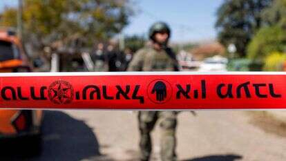 קו גבול משטרתי מסומן בזמן שכוחות הביטחון הישראליים עורכים חיפוש בבית שנפגע מפגיעות של חיזבאללה במושב כפר יובל | ג'אלא מרעי / AFP