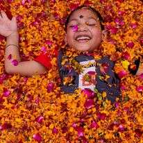 משתתף בהולי, פסטיבל הצבעים ההינדי, באירוע שאורגן על ידי קרן טרישלה בפראיאגראג' | AP/רג'ש קומאר סינג משתתף בהולי, פסטיבל הצבעים ההינדי, באירוע שאורגן על ידי קרן טרישלה בפראיאגראג' | AP/רג'ש קומאר סינג