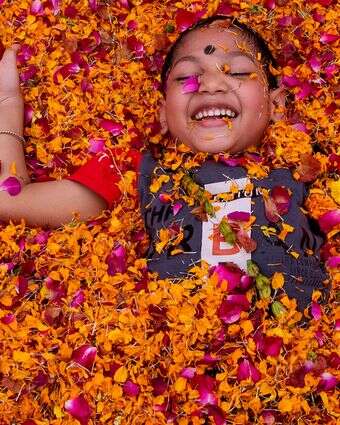 משתתף בהולי, פסטיבל הצבעים ההינדי, באירוע שאורגן על ידי קרן טרישלה בפראיאגראג' | AP/רג'ש קומאר סינג