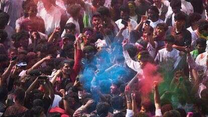 נפאלים זורקים אבקות צבעוניות זה על זה בזמן שהם חוגגים את הולי, פסטיבל הצבעים ההינדי בכיכר בסנטפור דורבר בקטמנדו, נפאל | AP Photo/Niranjan Shrestha נפאלים זורקים אבקות צבעוניות זה על זה בזמן שהם חוגגים את הולי, פסטיבל הצבעים ההינדי בכיכר בסנטפור דורבר בקטמנדו, נפאל | AP Photo/Niranjan Shrestha