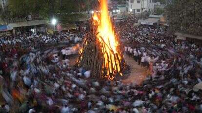 הודים עורכים טקסים סביב מדורה במהלך חגיגות פסטיבל הולי בכפר פאלאג' ליד גנדינאגר | AP Photo/Ajit Solanki הודים עורכים טקסים סביב מדורה במהלך חגיגות פסטיבל הולי בכפר פאלאג' ליד גנדינאגר | AP Photo/Ajit Solanki