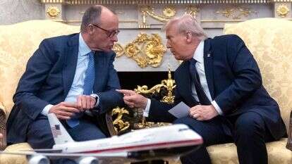 הנשיא דונלד טראמפ, מימין, משוחח עם קנצלר גרמניה פרידריך מרץ במהלך פגישה בחדר הסגלגל בבית הלבן | AP הנשיא דונלד טראמפ, מימין, משוחח עם קנצלר גרמניה פרידריך מרץ במהלך פגישה בחדר הסגלגל בבית הלבן | AP