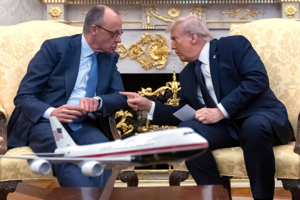 הנשיא דונלד טראמפ, מימין, משוחח עם קנצלר גרמניה פרידריך מרץ במהלך פגישה בחדר הסגלגל בבית הלבן | AP הנשיא דונלד טראמפ, מימין, משוחח עם קנצלר גרמניה פרידריך מרץ במהלך פגישה בחדר הסגלגל בבית הלבן | AP