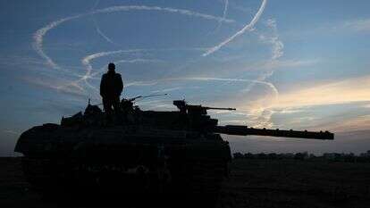 קציני היחידה שבספר משלחים זומבים בכוחות הצבא המצרי ובלוחמי חיזבאללה. טנק צה"לי בגבול עזה | יעקב נחומי, פלאש 90