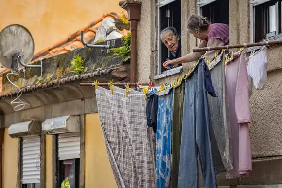 נשים תולות כביסה בפורטוגל | נתי שוחט/Flash90