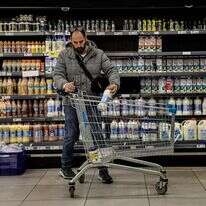 ישראלים קונים מזון בסופרמרקט באשקלון במהלך המלחמה עם איראן וירי טילים בליסטיים מתמשך לעבר ישראל | צפריר אביוב/פלאש90