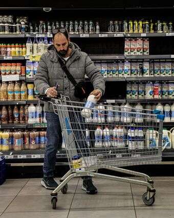 ישראלים קונים מזון בסופרמרקט באשקלון במהלך המלחמה עם איראן וירי טילים בליסטיים מתמשך לעבר ישראל | צפריר אביוב/פלאש90 ישראלים קונים מזון בסופרמרקט באשקלון במהלך המלחמה עם איראן וירי טילים בליסטיים מתמשך לעבר ישראל | צפריר אביוב/פלאש90