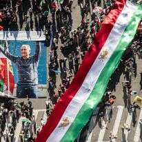 הפגנת הזדהות עם איראן בלוס אנג'לס, עם תמונת רזא פהלווי ודגל האריה של איראן המלוכנית. 1.3.26 | EPA