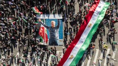 הפגנת הזדהות עם איראן בלוס אנג'לס, עם תמונת רזא פהלווי ודגל האריה של איראן המלוכנית. 1.3.26 | EPA