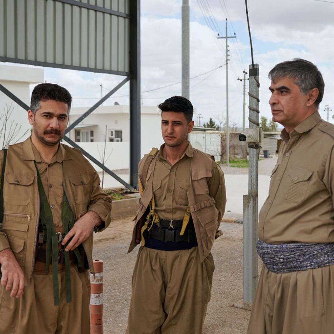 חברי המפלגה הדמוקרטית של כורדיסטן האיראנית PDKI עומדים במחסום המוביל לבסיסם במחוז קויה באירביל | AP Photo/Rashid Yahya