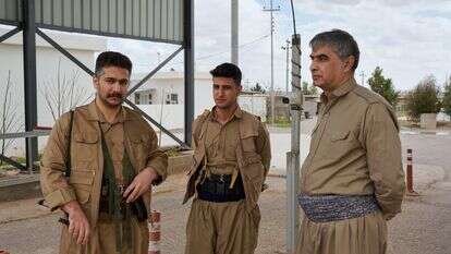 חברי המפלגה הדמוקרטית של כורדיסטן האיראנית PDKI עומדים במחסום המוביל לבסיסם במחוז קויה באירביל | AP Photo/Rashid Yahya