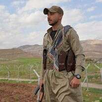 חבר המפלגה הדמוקרטית של כורדיסטן האיראנית PDKI עומד במחסום המוביל לבסיסו במחוז קויה באירביל | AP Photo/Rashid Yahya