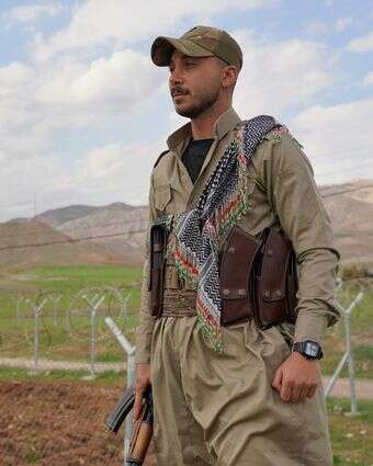 חבר המפלגה הדמוקרטית של כורדיסטן האיראנית PDKI עומד במחסום המוביל לבסיסו במחוז קויה באירביל | AP Photo/Rashid Yahya