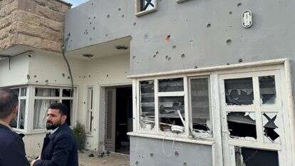 כורדים עיראקים בודקים את הנזק שנגרם לבתיהם, לאחר מתקפת רחפן פגעה בשכונתם | AP Photo/Salar Salim