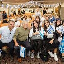 שר העלייה והקליטה ויו״ר הסוכנות היהודית עם עולים שהגיעו מצרפת במהלך מלחמת חרבות ברזל | גיא יחיאלי עבור הסוכנות היהודית