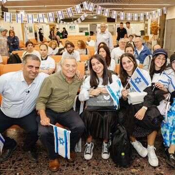 שר העלייה והקליטה ויו״ר הסוכנות היהודית עם עולים שהגיעו מצרפת במהלך מלחמת חרבות ברזל | גיא יחיאלי עבור הסוכנות היהודית