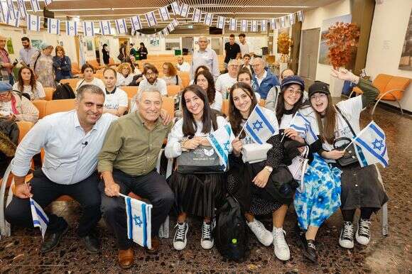 שר העלייה והקליטה ויו״ר הסוכנות היהודית עם עולים שהגיעו מצרפת במהלך מלחמת חרבות ברזל | גיא יחיאלי עבור הסוכנות היהודית