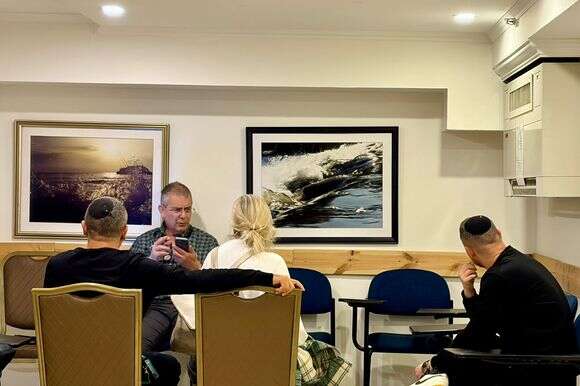 מפונים מבית שמש בבית המלון בירושלים | ללא קרדיט