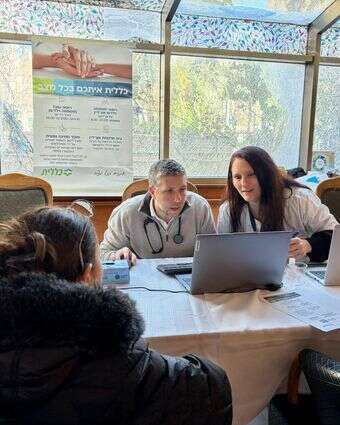 ד"ר ליפשיץ ותמר לאופר במלון מפונים לתושבי בית שמש | ללא קרדיט