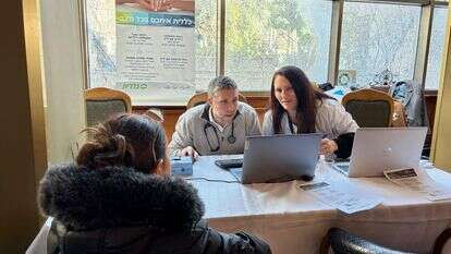 ד"ר ליפשיץ ותמר לאופר במלון מפונים לתושבי בית שמש | ללא קרדיט