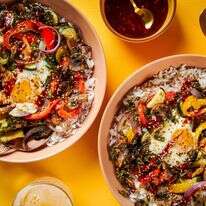 ארוחת קערה אסייתית ב-30 דקות: אורז חם, ירקות צלויים וביצה | ריי לופז, עיצוב אוכל מאת ליסה צ'רקסקי עבור הוושינגטון פוסט ארוחת קערה אסייתית ב-30 דקות: אורז חם, ירקות צלויים וביצה | ריי לופז, עיצוב אוכל מאת ליסה צ'רקסקי עבור הוושינגטון פוסט