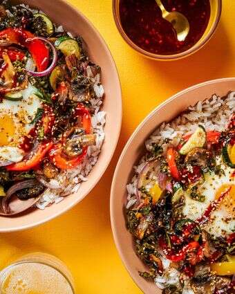 ארוחת קערה אסייתית ב-30 דקות: אורז חם, ירקות צלויים וביצה | ריי לופז, עיצוב אוכל מאת ליסה צ'רקסקי עבור הוושינגטון פוסט