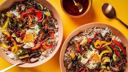 ארוחת קערה אסייתית ב-30 דקות: אורז חם, ירקות צלויים וביצה | ריי לופז, עיצוב אוכל מאת ליסה צ'רקסקי עבור הוושינגטון פוסט ארוחת קערה אסייתית ב-30 דקות: אורז חם, ירקות צלויים וביצה | ריי לופז, עיצוב אוכל מאת ליסה צ'רקסקי עבור הוושינגטון פוסט