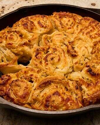 לחמניות שום עם גבינה | לורן בולבין; עיצוב אוכל מאת ליסה צ'רקסקי