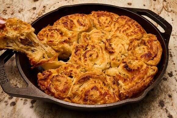 לחמניות שום עם גבינה | לורן בולבין; עיצוב אוכל מאת ליסה צ'רקסקי