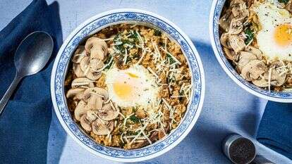שיבולת שועל כמו שלא ניסיתם: פטריות, ביצה ואומאמי | Rey Lopez: food styling by Carolyn Robb for The Washington Post