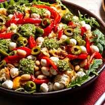 סלט פלפלים אדומים קלויים עם מוצרלה, זיתים ופסטו | סקוט סוצ'מן; עיצוב אוכל מאת ליסה צ'רקסקי, וושינגטון פוסט