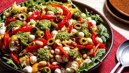 סלט פלפלים אדומים קלויים עם מוצרלה, זיתים ופסטו | סקוט סוצ'מן; עיצוב אוכל מאת ליסה צ'רקסקי, וושינגטון פוסט