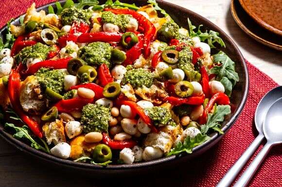 סלט פלפלים אדומים קלויים עם מוצרלה, זיתים ופסטו | סקוט סוצ'מן; עיצוב אוכל מאת ליסה צ'רקסקי, וושינגטון פוסט