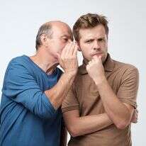 אדם לוחש לחברו, אילוסטרציה | שאטרסטוק