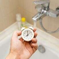 מתי אפשר להתקלח? | שאטרסטוק