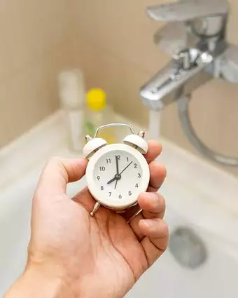 מתי אפשר להתקלח? | שאטרסטוק