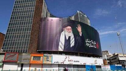 כרזה עם דמותו של חמינאי בטהרן | ATTA KENARE / AFP