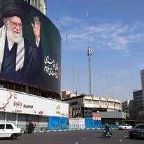 כרזה עם דמותו של חמינאי בטהרן | ATTA KENARE / AFP