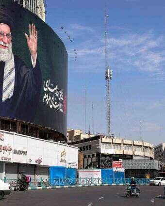 כרזה עם דמותו של חמינאי בטהרן | ATTA KENARE / AFP