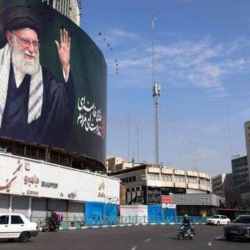 כרזה עם דמותו של חמינאי בטהרן | ATTA KENARE / AFP