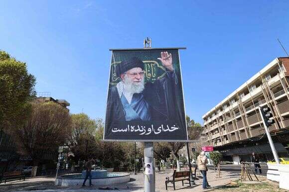 כרזה עם דמותו של חמינאי בטהרן | ATTA KENARE / AFP