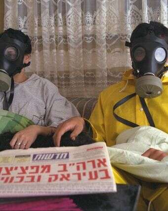 אזרחים חבושים במסכות אב"כ במלחמת המפרץ | נתן אלפרט, לע"מ