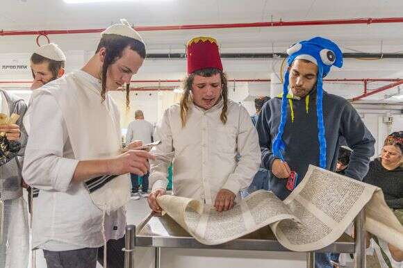 קריאת מגילה בחניון בית החולים שיבא | יוסי אלוני