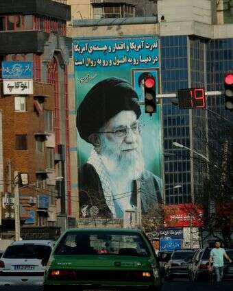 חדירה לתשתית העירונית. תמונתו של חמינאי ברחוב ראשי בטהרן | גטי אימג'ס