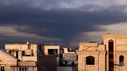 עשן עולה מאתר התקיפות האוויריות בטהרן | AFP עשן עולה מאתר התקיפות האוויריות בטהרן | AFP