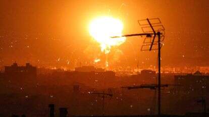 פיצוצים פרצו בעקבות תקיפות בטהרן ב-7 במרץ 2026 | עטא קנרה / AFP