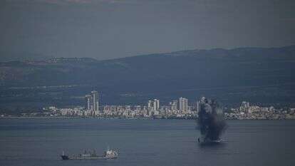 טיל מתפוצץ במים, כאשר ישראל פרסמה התרעה ארצית בעקבות תקיפותיה על איראן, במפרץ חיפה, צפון ישראל. | AP טיל מתפוצץ במים, כאשר ישראל פרסמה התרעה ארצית בעקבות תקיפותיה על איראן, במפרץ חיפה, צפון ישראל. | AP