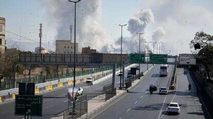 ענני עשן עולים כאשר תקיפות פוגעות בעיר במהלך המערכה הצבאית בין ארה"ב לישראל בטהר | AP/Vahid Salemi