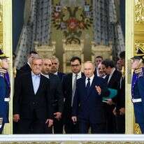 נשיא איראן מסעוד פז'קיאן, במרכז משמאל, ונשיא רוסיה ולדימיר פוטין, במרכז מימין, מגיעים לטקס לאחר שיחותיהם בקרמלין במוסקבה, רוסיה | AP, יאצ'סלב פרוקופייב, ספוטניק